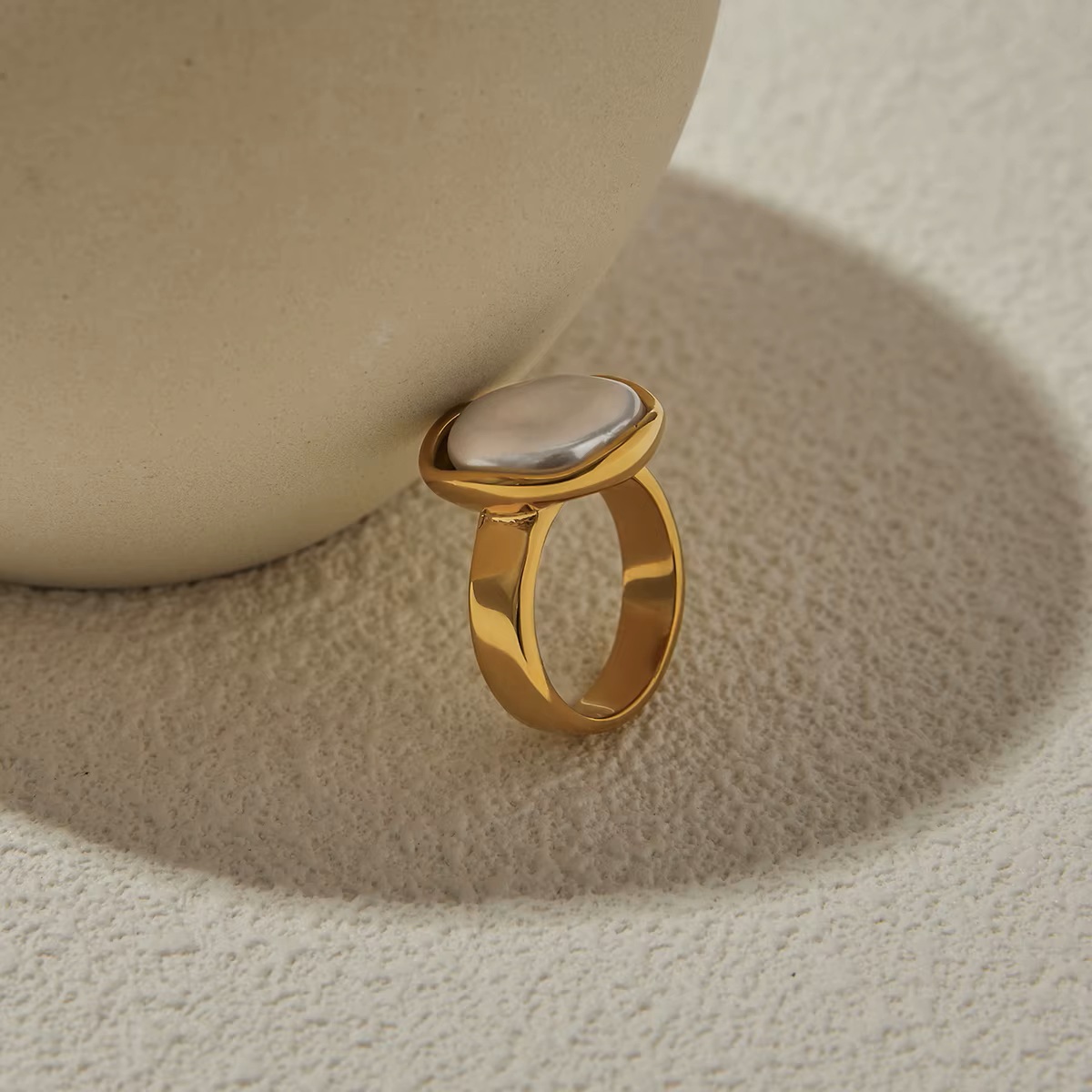 ELENYS Organic Pearl – elegantní prsten s perličkou v 18k žlutém zlatě na ruce